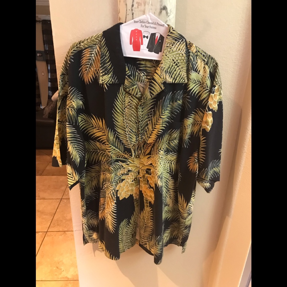 Tommy Bahama Men’s Camp Shirt. Like new